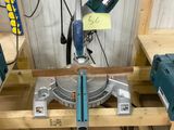 une machine posée sur une table dans un garage