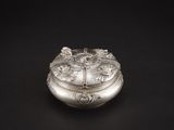 une boîte ancienne en argent ornée de fleurs sur fond noir