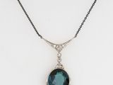 un collier composé d'une topaze bleue et de diamants montés sur une chaîne