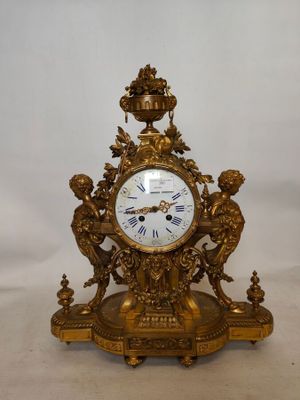 Importante pendule en bronze ciselé et doré à décor d'anges,…