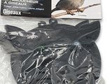 un oiseau perché sur un sac en plastique