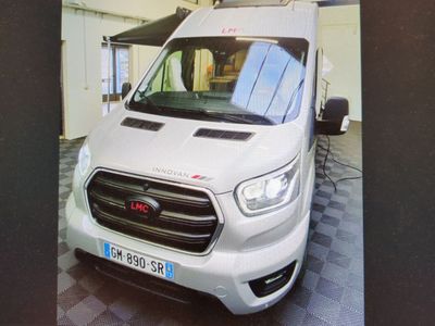 la photo d'une camionnette blanche garée dans un garage