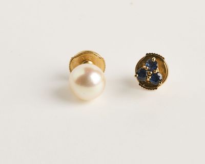 une paire de boucles d'oreilles ornées de perles et de saphirs sur un fond blanc