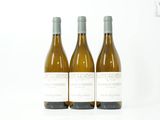 trois bouteilles de vin posées l'une à côté de l'autre sur une table