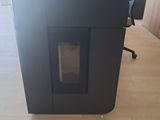 une photo d'un bureau noir doté d'une porte vitrée