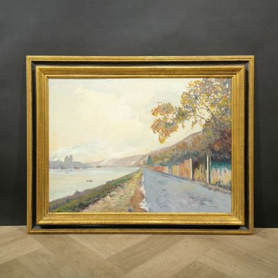 une peinture à l'huile représentant une route au bord d'un plan d'eau