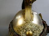 un casque en or orné d'un visage en or