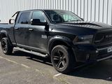 un camion noir garé devant un immeuble blanc