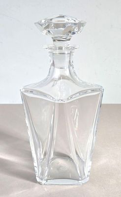 BACCARAT Carafe et son bouchon en cristal taillé.