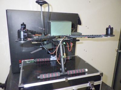 un ordinateur posé sur une table dans une pièce