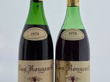 deux bouteilles de vin posées l'une à côté de l'autre sur une table