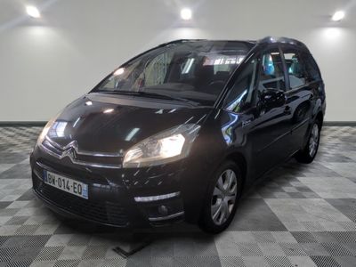 la petite voiture noire est garée sur un sol en damier
