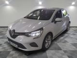 la voiture blanche est garée sur un sol en damier dans le garage
