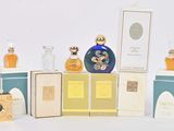 de nombreux flacons de parfum de toutes sortes alignés les uns à côté des autres