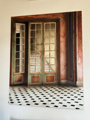 un tableau accroché au mur d'un salon