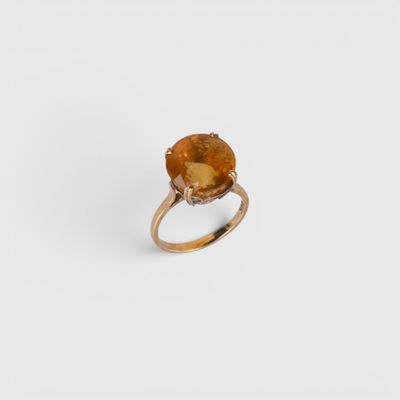 une image d'une bague sertie d'une grosse citrine