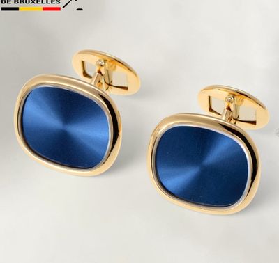 deux paires de boutons de manchette dorés et bleus sur fond blanc