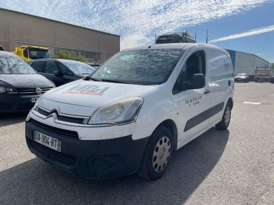 la camionnette blanche est garée dans le parking à côté d'autres voitures