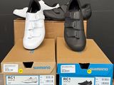 deux paires de chaussures posées sur des cartons