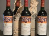 trois bouteilles de vin posées l'une à côté de l'autre sur une table