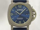 gros plan d'une montre-bracelet avec un cadran bleu