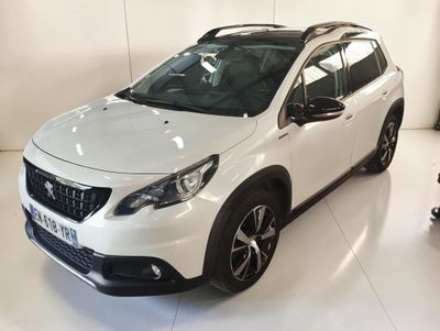 La voiture blanche est garée dans le showroom, dans le showroom.