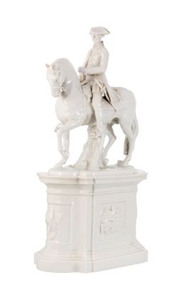 une statue représentant un homme à cheval, posée sur un socle