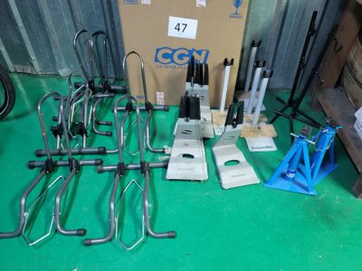 de nombreux outils divers qui traînent par terre