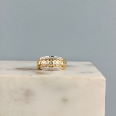 une photo d'une bague en diamant posée sur un bloc de marbre