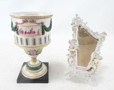 deux vases posés l'un à côté de l'autre sur une table