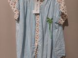 une chemise suspendue à un cintre, avec une étiquette
