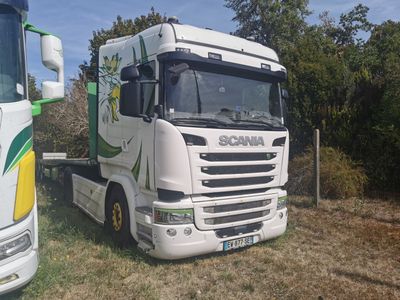 deux camions garés l'un à côté de l'autre dans l'herbe