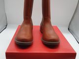 La boîte est vide et on y voit deux paires de bottes marron.