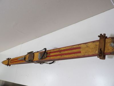 un ski en bois accroché au mur de la pièce