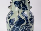 un vase bleu et blanc avec un oiseau dessus