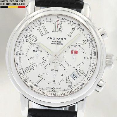 gros plan d'une montre sur fond blanc