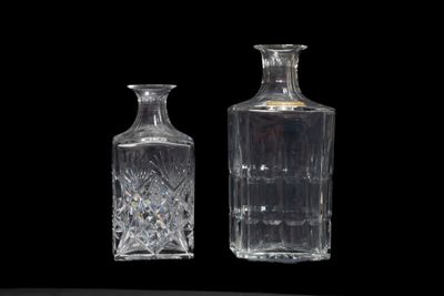 SAINT-LOUIS & ANONYME Réunion de deux carafes en cristal tai…