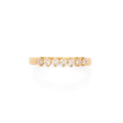 une bague en or jaune sertie de cinq diamants blancs