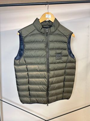 Le gilet est suspendu à un portant dans la pièce.