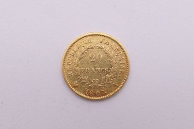 gros plan d'une pièce d'or sur une surface blanche