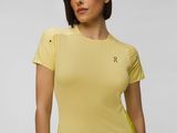 une femme vêtue d'un t-shirt jaune et d'un pantalon noir