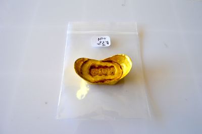un fruit dans un sac en plastique posé sur une table