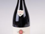 une bouteille de vin posée sur une table