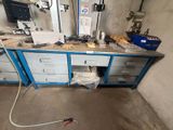 une photo d'un établi sur lequel sont posés de nombreux outils
