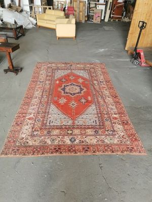 1 tapis mécanique en laine fond rouge à motif géométrique et…