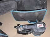 un sac d'outils posé par terre à côté d'une paire de chaussures