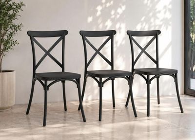 trois chaises noires placées les unes à côté des autres devant une fenêtre