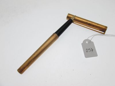 un stylo auquel est attachée une étiquette de prix