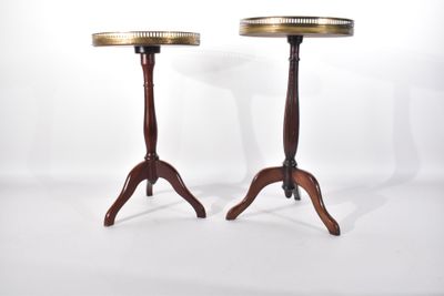 paire de tables d'appoint anciennes en acajou et laiton, sur socles