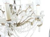 un lustre suspendu au plafond